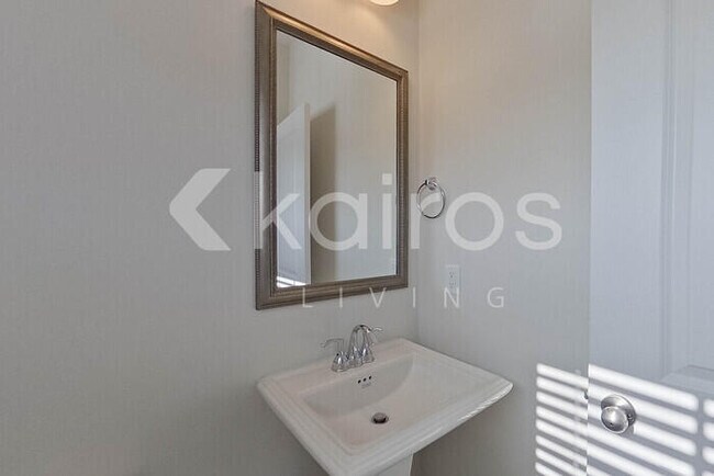 Building Photo - 2253 Banyon Cir