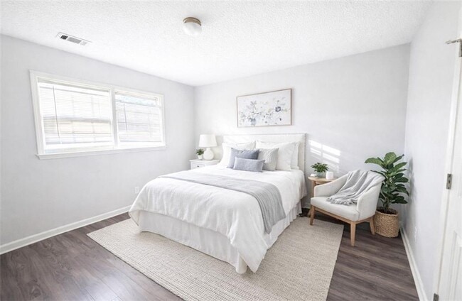 Building Photo - 1960 McEachern Manor Dr