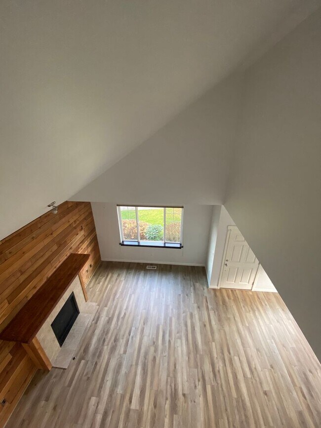 Building Photo - Pride of Ownership in this 3 BDRM, 2.5 BAT...