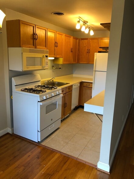 Kitchen - 1575 N Colonial Ter