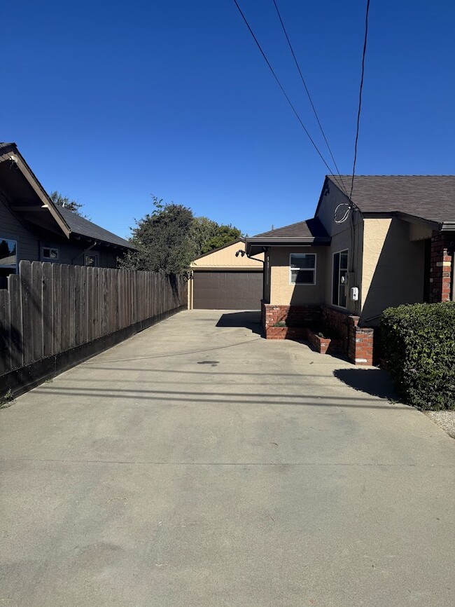 Building Photo - 143 Katherine Ave