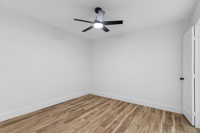 Building Photo - 219 Lakeview Dr