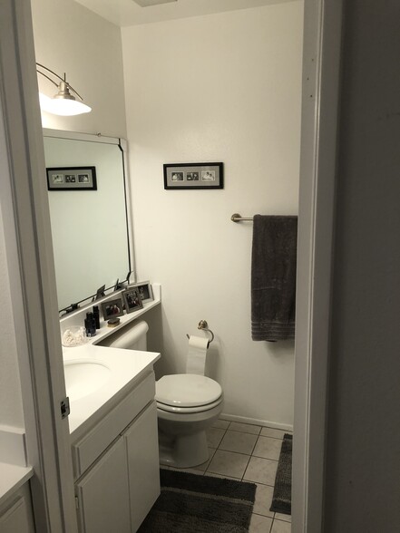 Master bath (full) - 12458 Weddington St