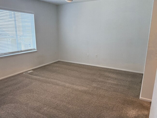 Building Photo - GEORGEOUS 2 bedroom townhome!