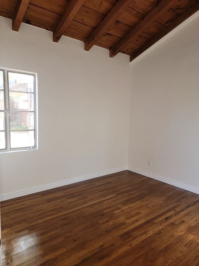 Building Photo - Charming Single Family Home with Spacious ...