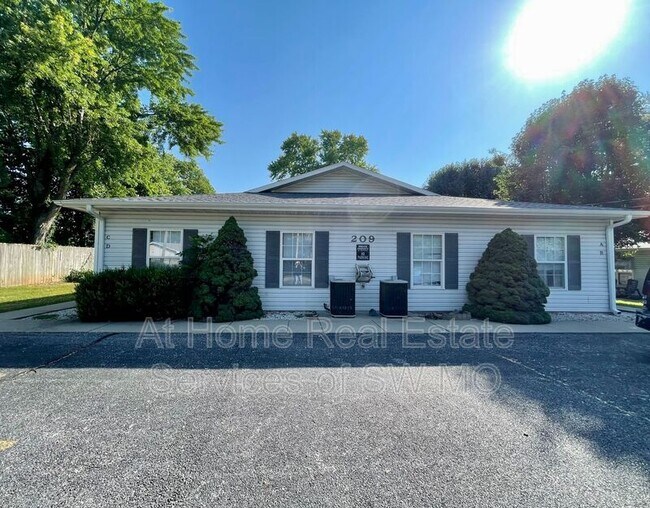 Primary Photo - 209 E Robberson St