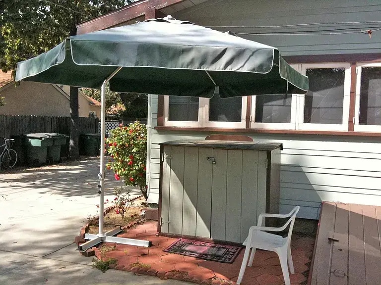 Ye Olde Laundry Shed - 1262 N Hudson Ave