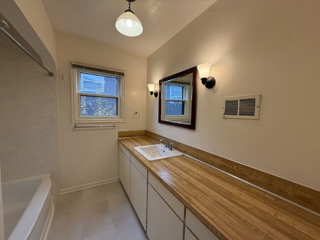 Building Photo - 2375 Onyx St