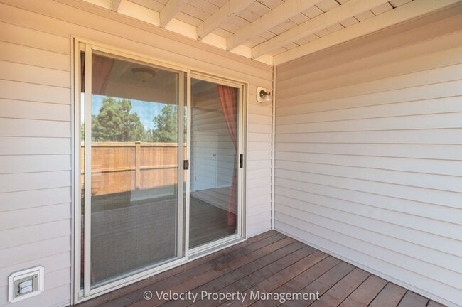 Building Photo - Beautiful Townhome with new paint, carpet ...