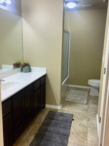 Roomy bathrooms - 3607 Sheraton Ave