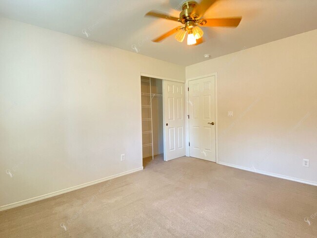 Building Photo - Spacious single-level 3 BR + office in NE ...