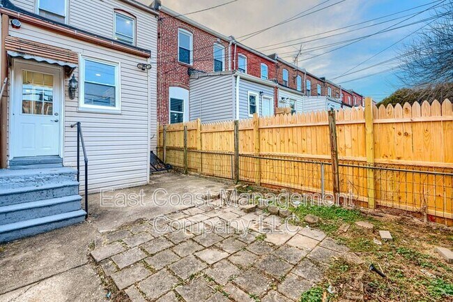 Building Photo - 3028 Kenyon Ave