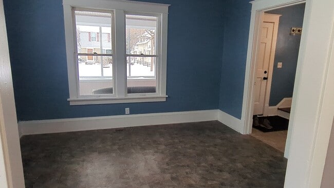 Building Photo - 3 Bedroom 1 bath home with lots of updates!