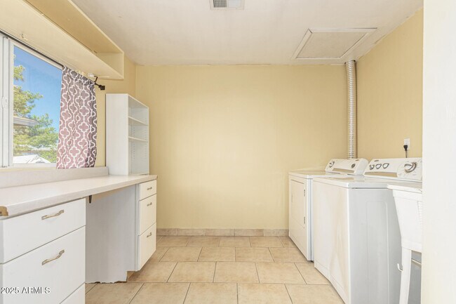 Building Photo - 3823 W Lawrence Rd