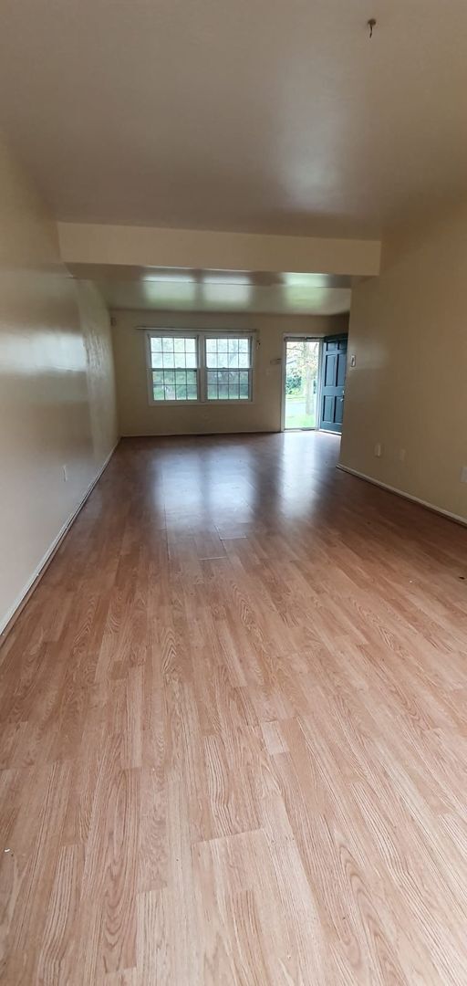 Building Photo - Condo for rent with parking and yard large...