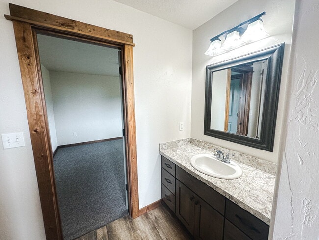 Building Photo - 3 Bedroom, 1 Bathroom Lower Level Duplex