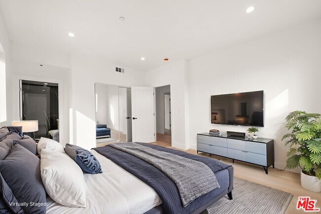 Building Photo - 913 N Hobart Blvd