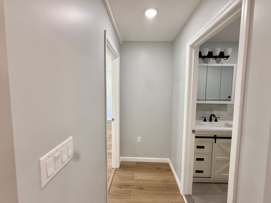 Building Photo - 13 Roosevelt Ave