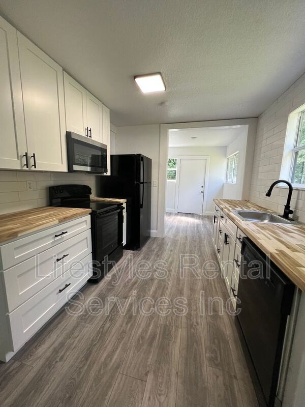Building Photo - 1028 Hood Ave