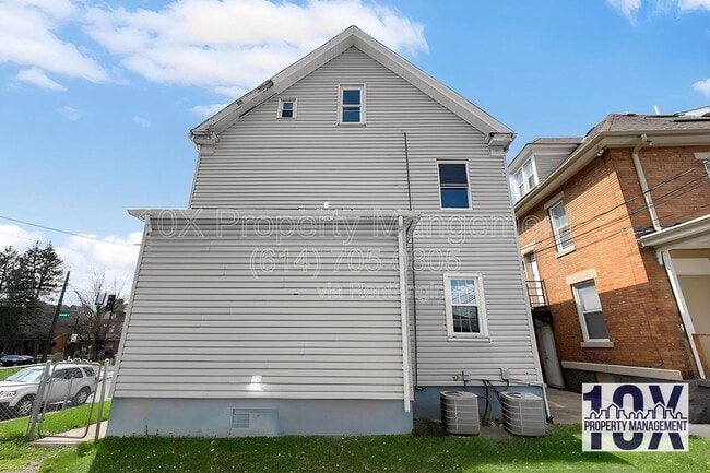 Building Photo - 1652 Summit St