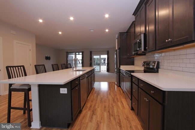 Building Photo - 43808 Middleway Ter