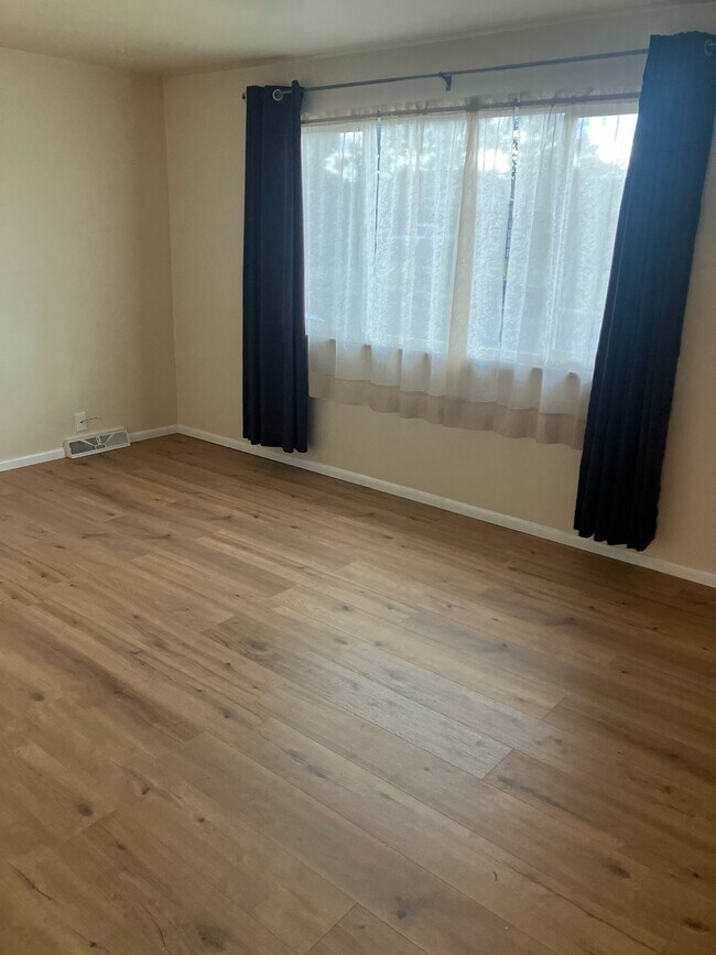 living room - 5390 King Ct