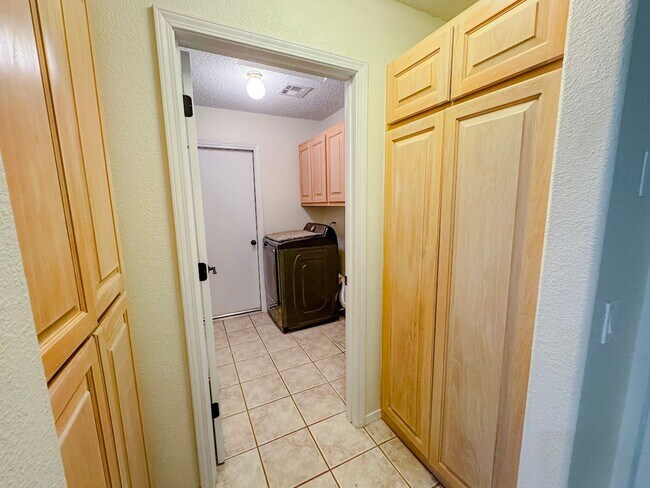 Building Photo - 544 Eagle Dr