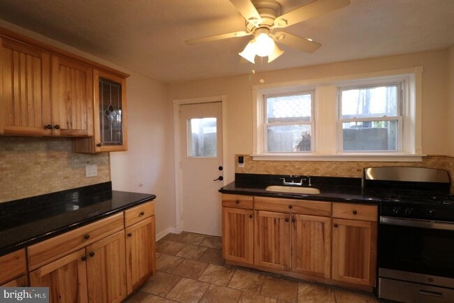 Building Photo - 1422 S Orianna St