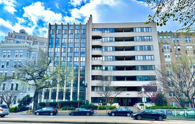 Building Photo - Fantastic 1 Bedroom with Den/Office/Additi...