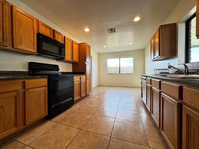 Building Photo - Eastside (Broadway and Wilmot) 3 bedroom, ...