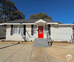 Building Photo - Spacious and Convenient