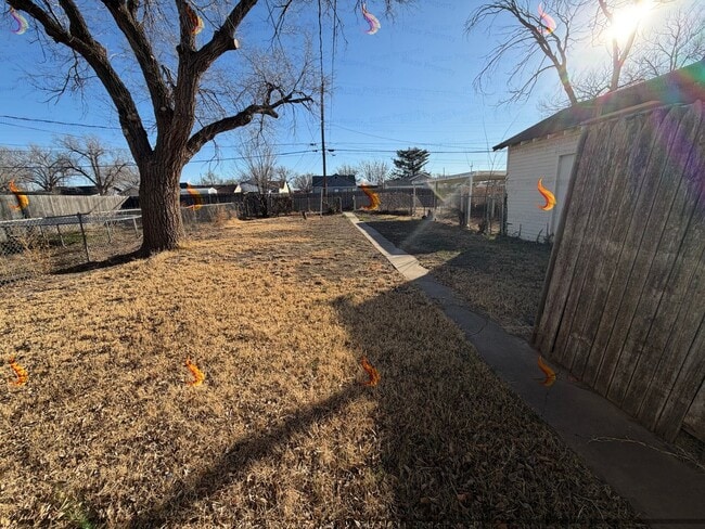 Building Photo - Charming 3-Bed with Fireplace & Large Fenced Yard!