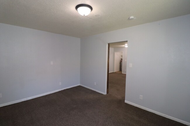 Building Photo - Spacious duplex for rent!