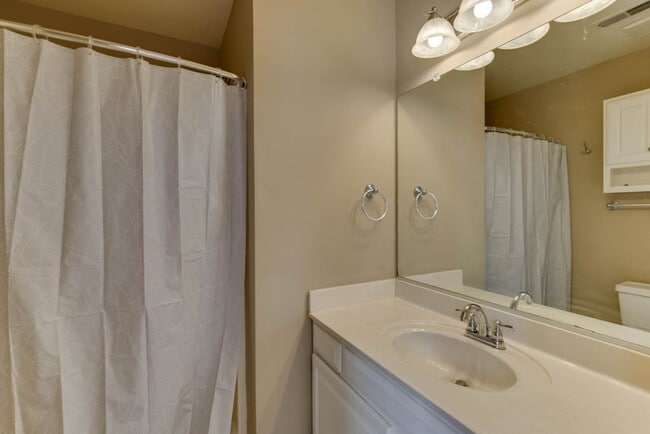 Building Photo - Updated 3-Bedroom Yorktown Townhouse with Private Yard and Community Amenities