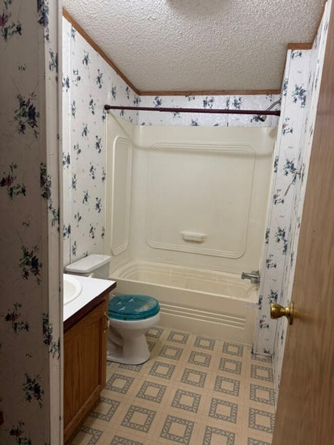 Building Photo - 3 Bedroom - Bloomfield