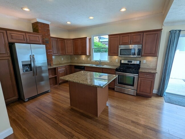 Building Photo - Spacious 2 Bedroom, 2.5 Bathroom Single Fa...