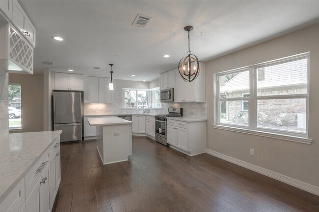 Building Photo - 730 Bison Dr