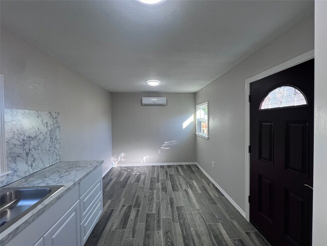 Building Photo - 10519 Silver Oak Ln