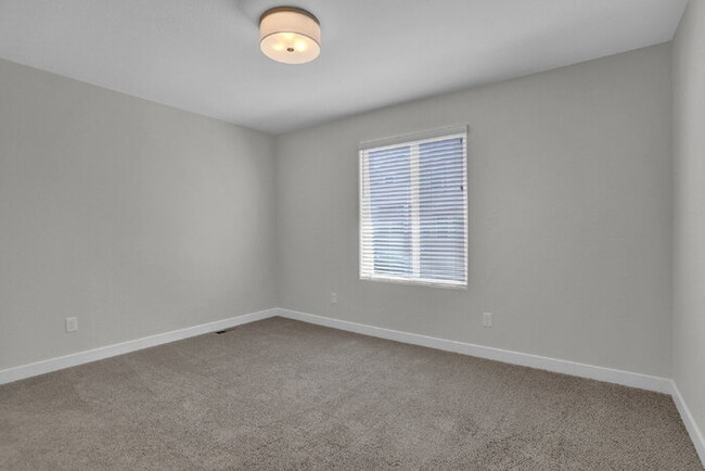 Building Photo - Modern 3-Bedroom Townhome – Conveniently L...