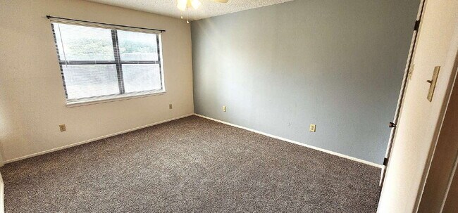 Building Photo - Beautifully updated 3/2/2 in the Meadows -Modern Updates & Flexible Living Space!