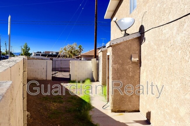 Building Photo - 801 N Major Ave