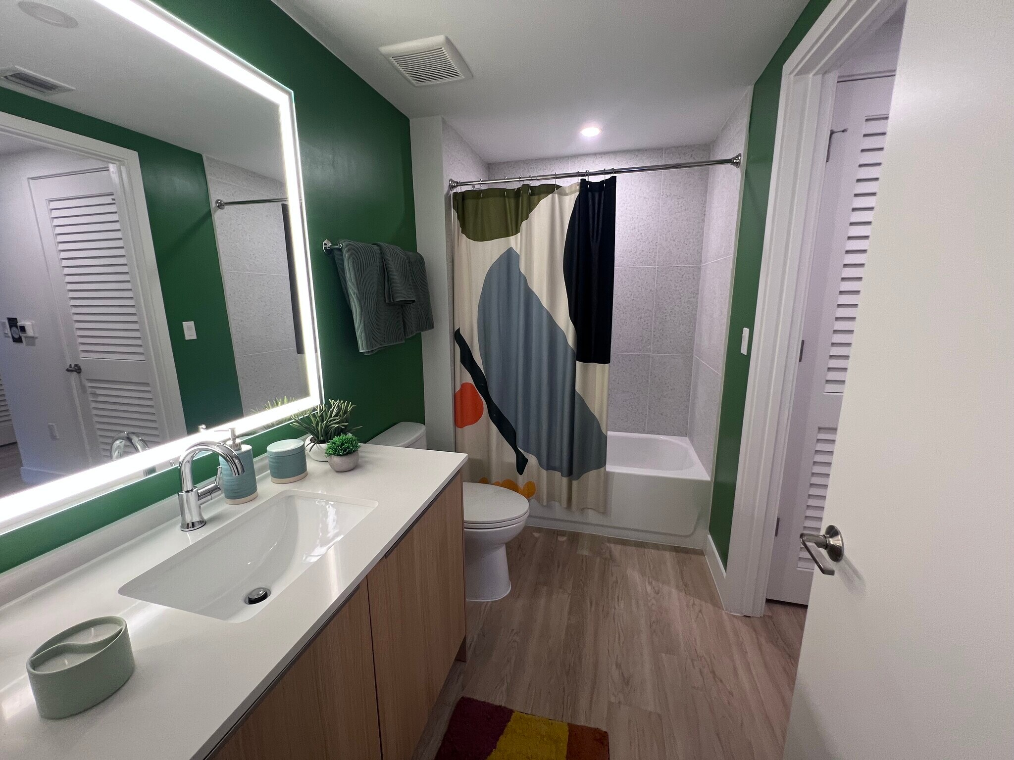 Building Photo - 556 NE 57th St