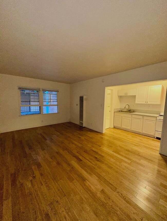 Building Photo - Charming Studio Near LACMA, The Grove & Me...