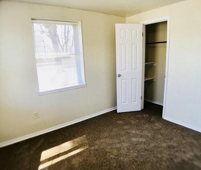 Building Photo - 1012 Mallard Dr