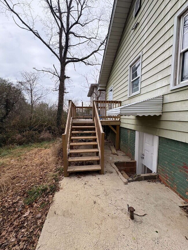 Building Photo - Rare Downtown Asheville Rental: 3BR/2BA House with Huge Yard & City Convenience- Dogs allowed!