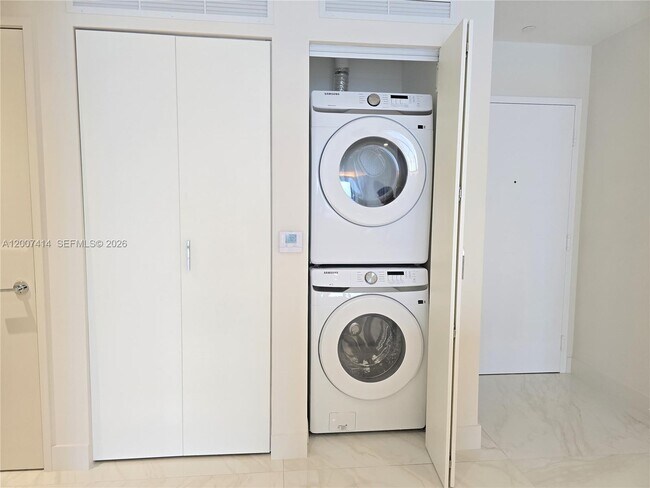 Building Photo - 700 NE 24th St