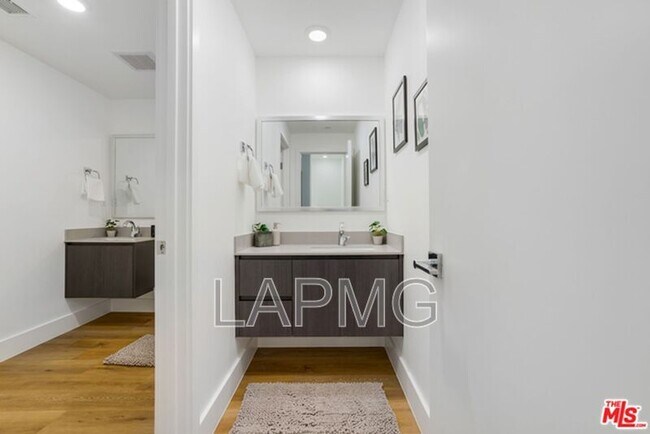 Building Photo - 4637 Laurel Canyon Blvd