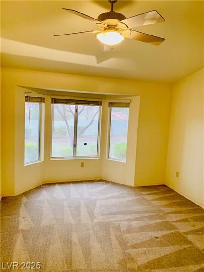 Building Photo - Clean and comfortable townhome in Sun City...