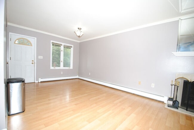 Building Photo - Gorgeous 4 bed / 2 bath with Heated Garage