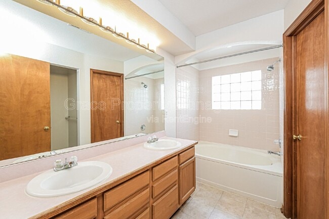 Building Photo - 2586 E 125th Pl